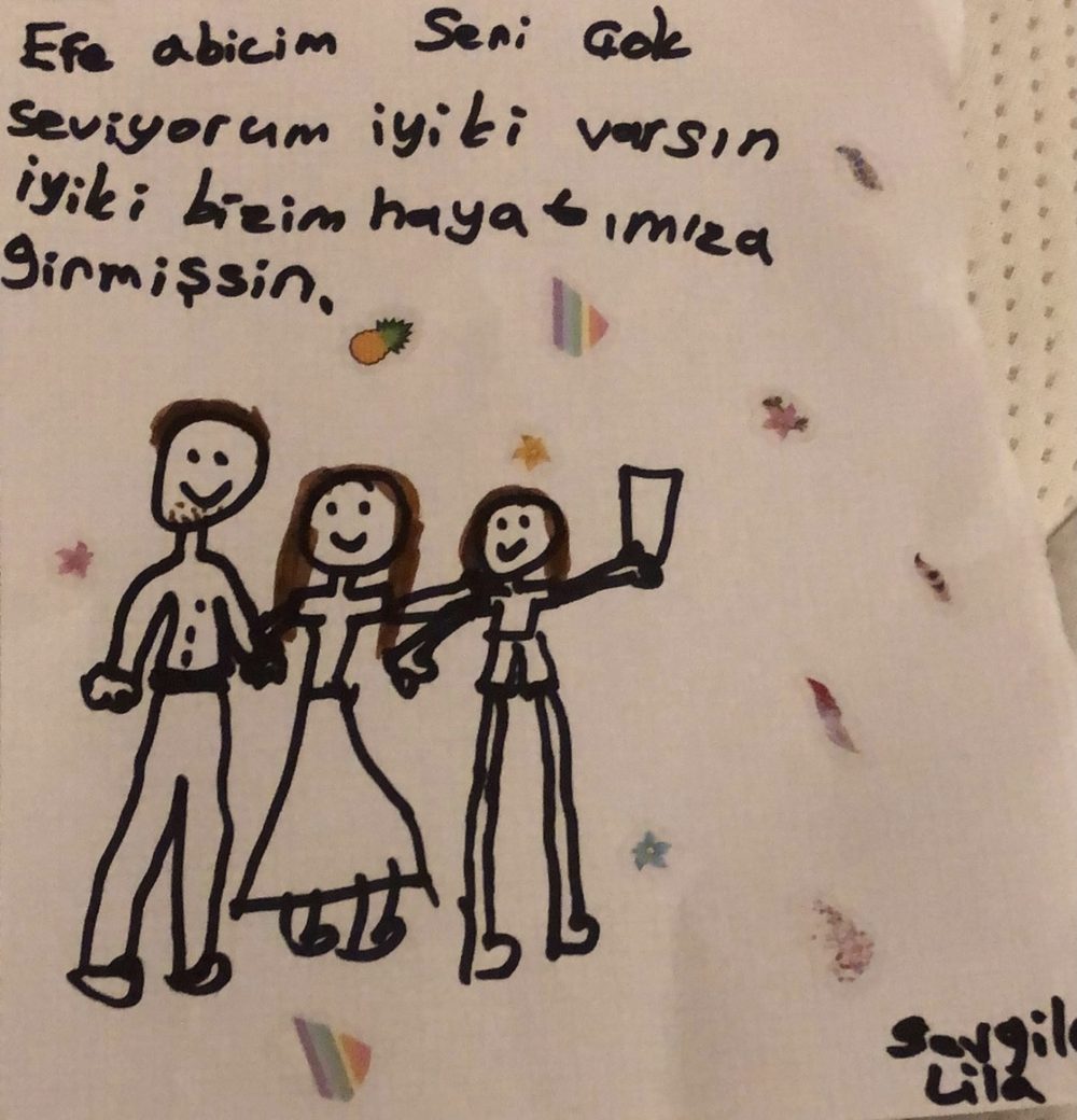 Lila'nın Efe'ye yazdığı, aile çizimi olan bir not